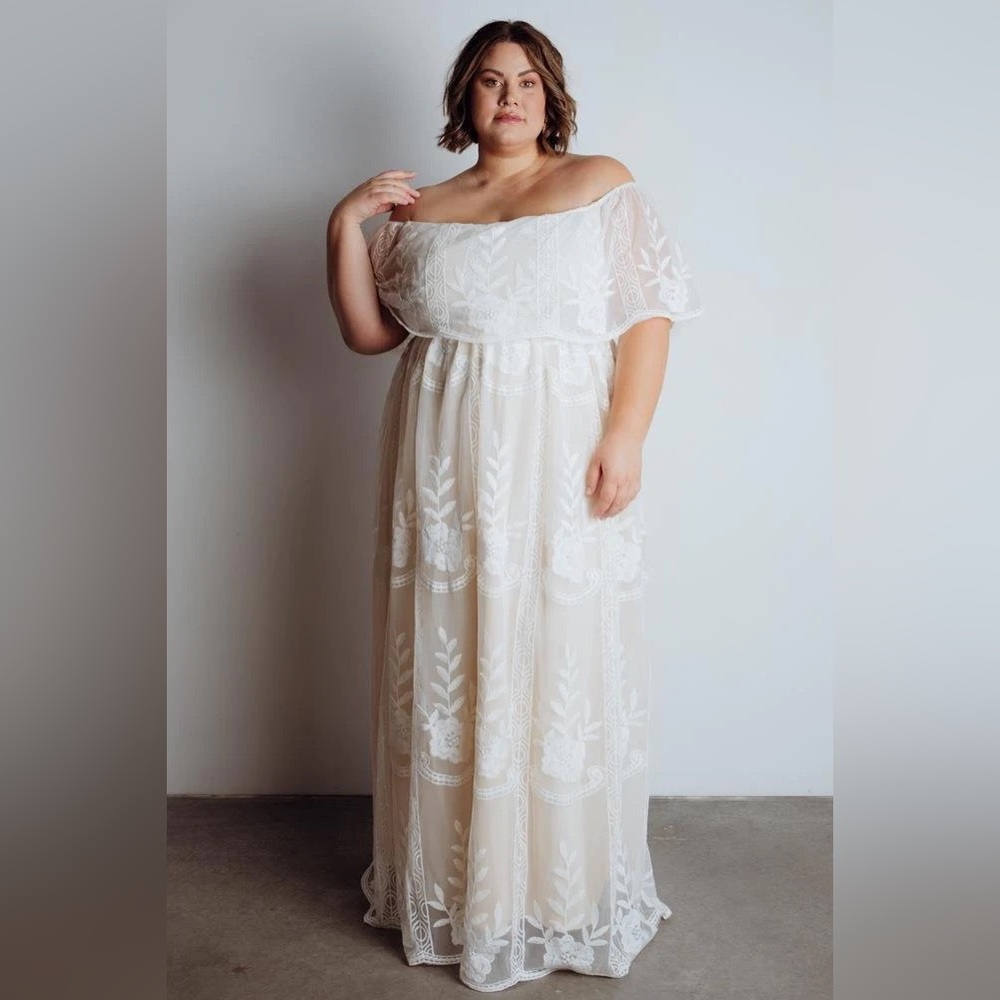 Baltic Born Off Shoulder White Lace Embossed Gown Size XL